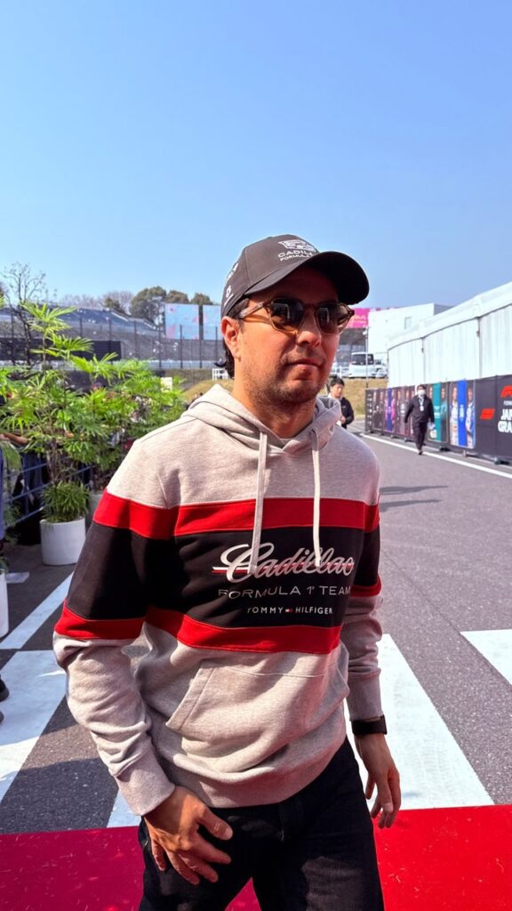 ‘Cadillac’ el recién nacido en 2026 da sus primeros 11 pasos en F1 y cambia a su jefe de equipo - checo-cadillac-japon-576x1024