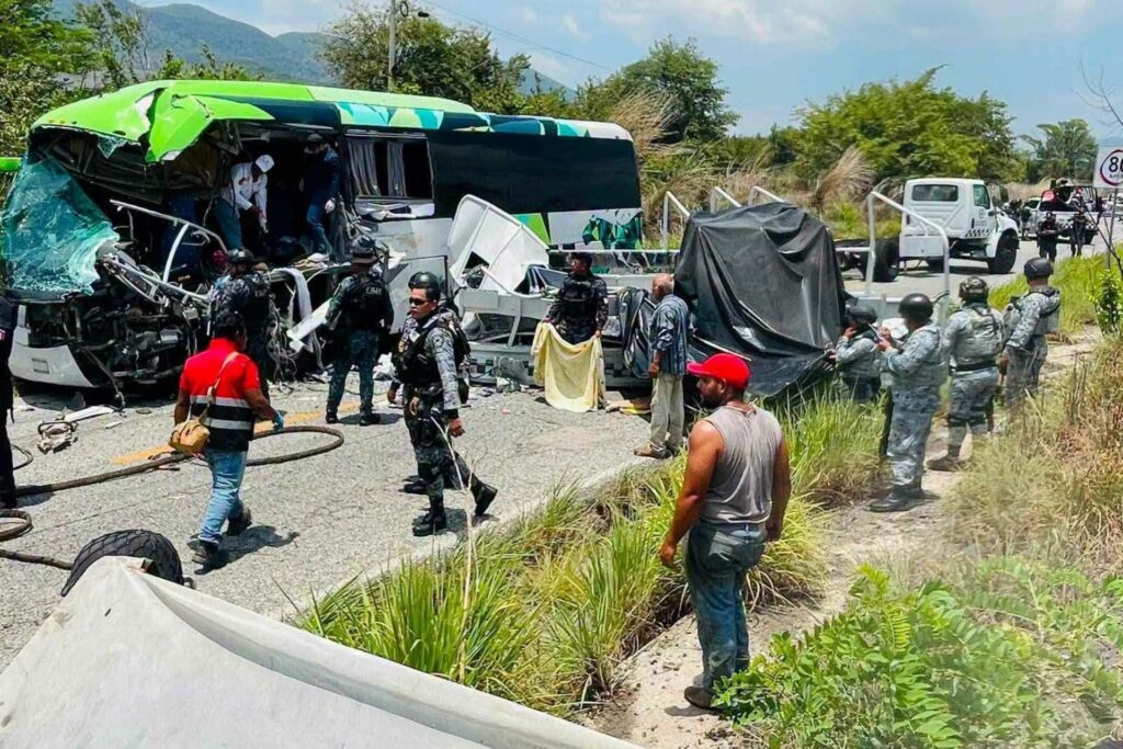Choque entre vehículo de Guardia Nacional y autobús deja una mujer muerta y 15 heridos en Chiapas