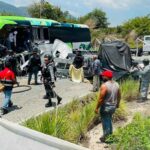 Choque entre vehículo de Guardia Nacional y autobús deja una mujer muerta y 15 heridos en Chiapas