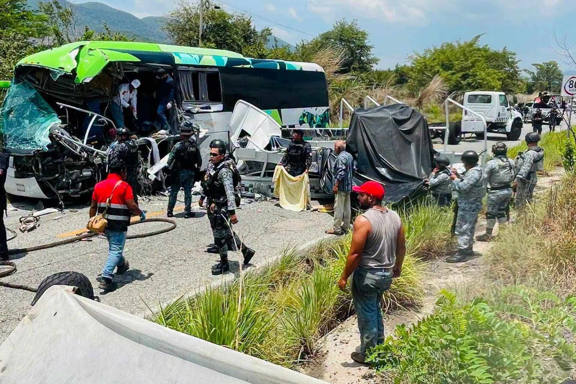 Choque entre vehículo de Guardia Nacional y autobús deja una mujer muerta y 15 heridos en Chiapas