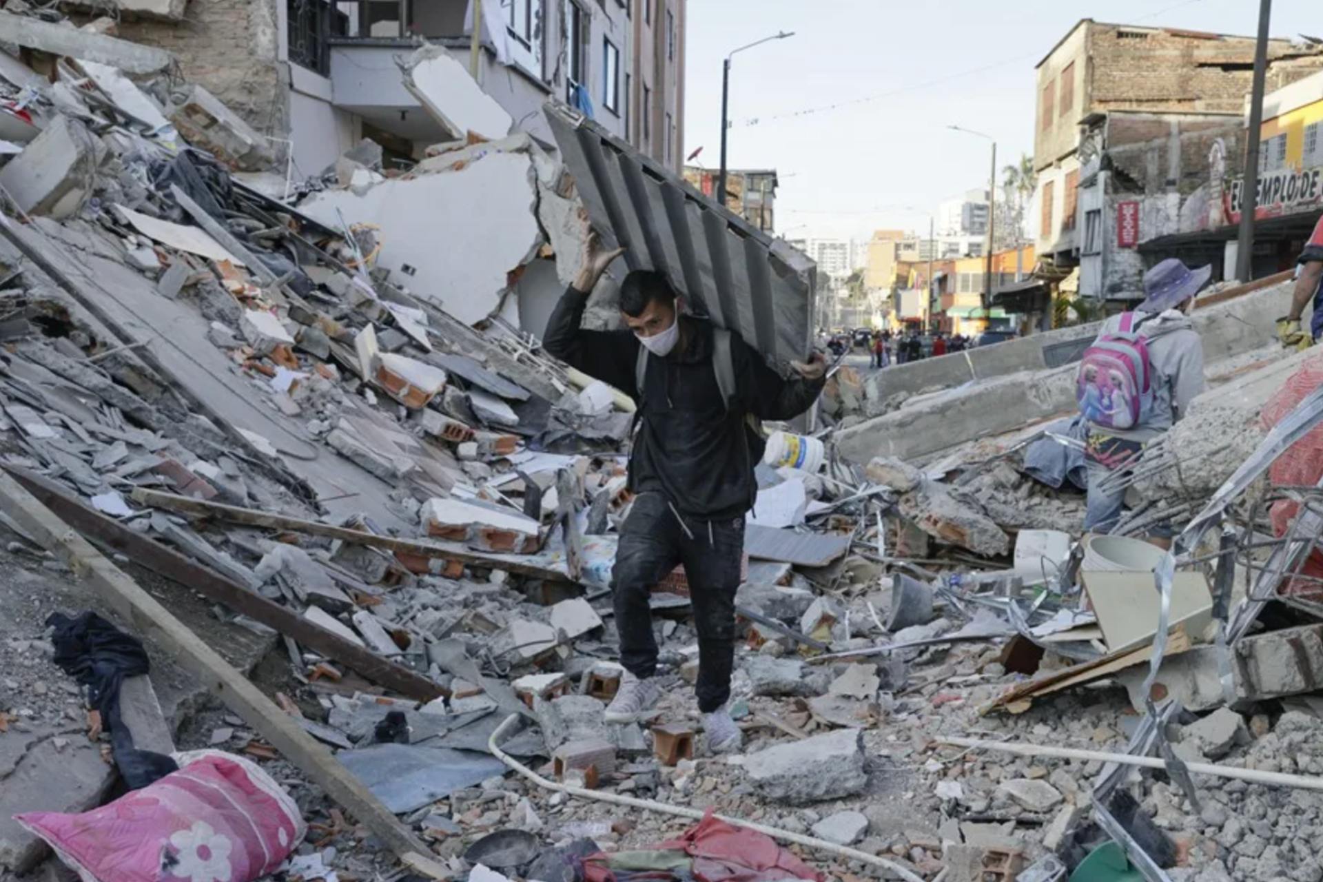 Van 169 muertos y 668 heridos por el terremoto en Colombia