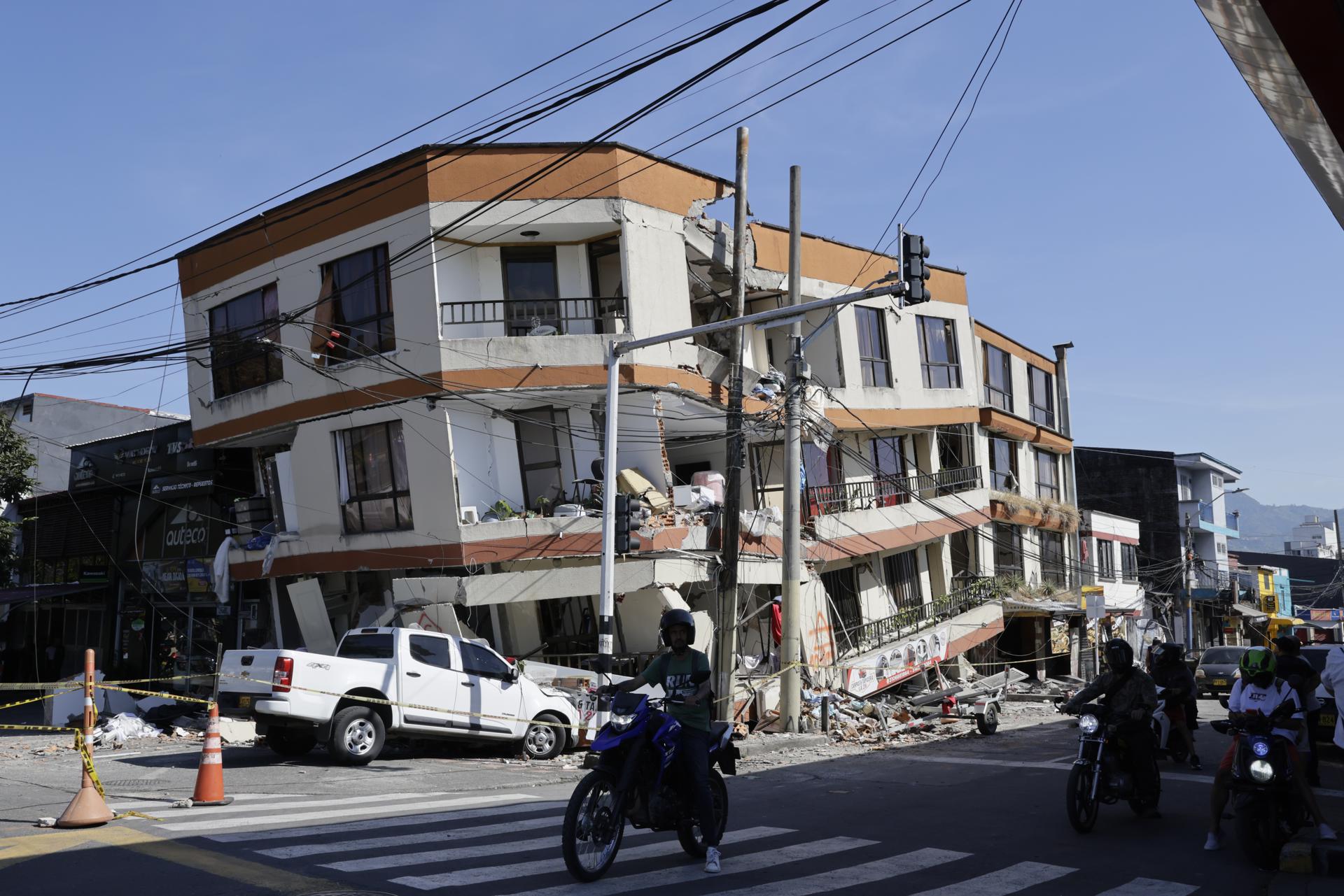 Presidente de Colombia decreta tres días de duelo nacional por muertos en el terremoto