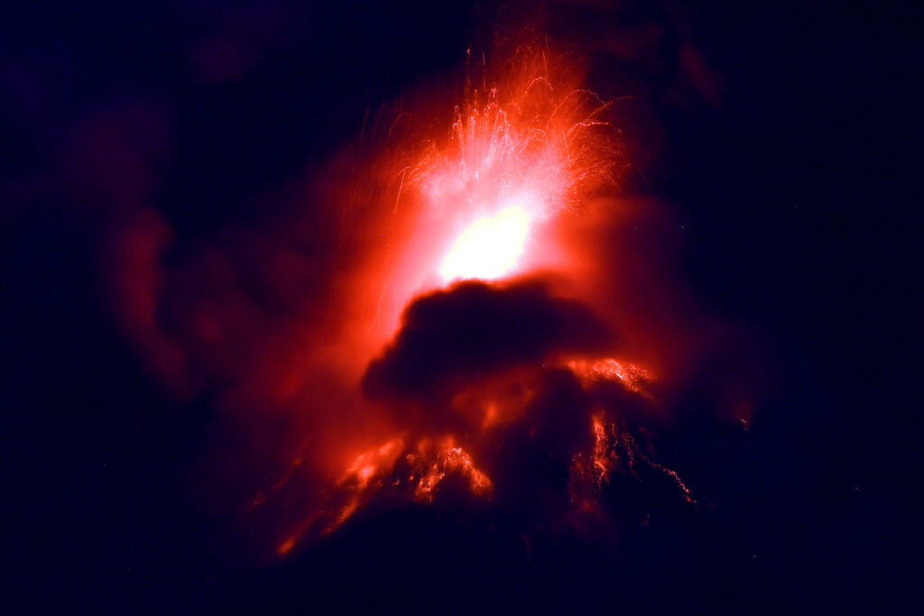 El volcán de Fuego, uno de los tres activos en Guatemala, pierde fuerza en sus erupciones