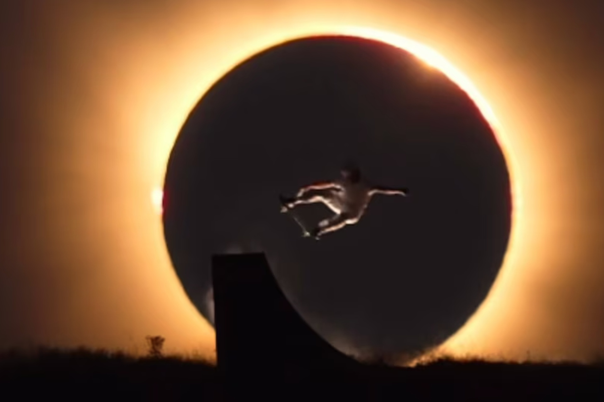 Skater Danny León logra la imagen más espectacular del eclipse solar total