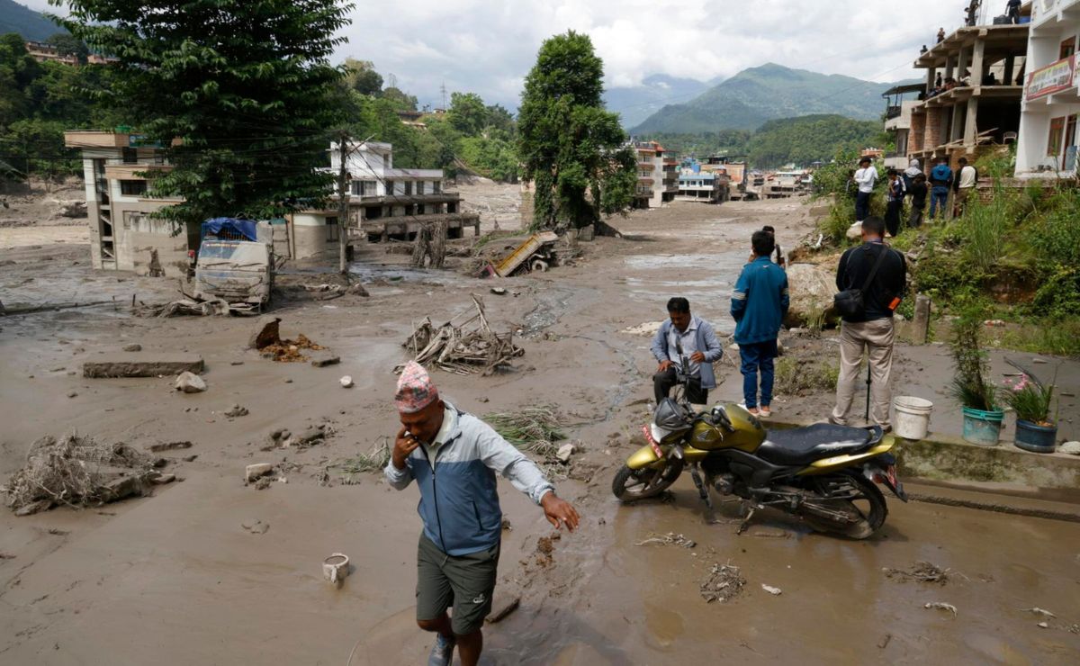 Video: Riada deja 55 muertos en Nepal; la atribuyen a temblor - danos-en-nepal-por-una-riada-masiva