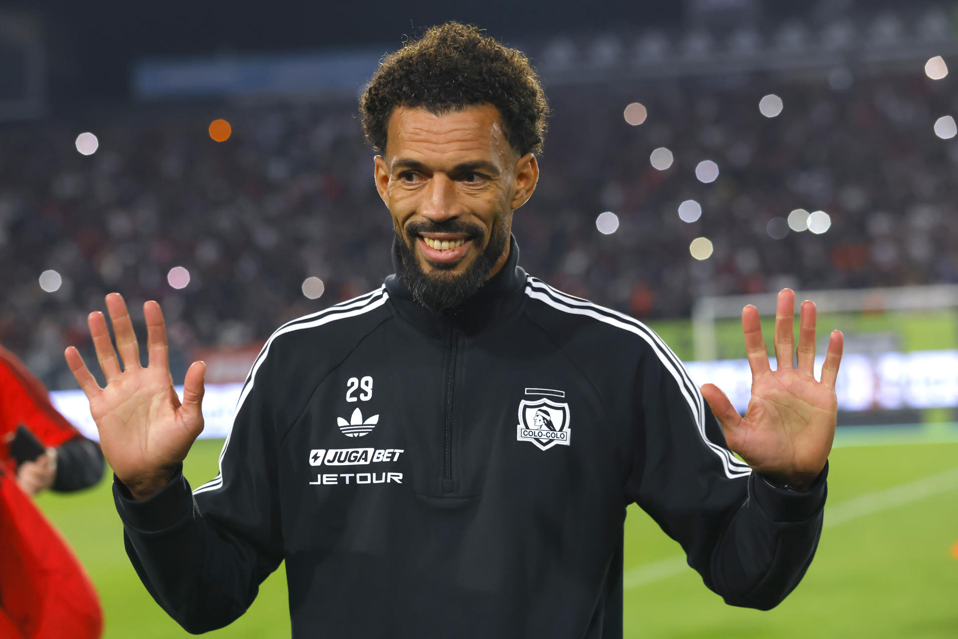 ‘Vozinha’, un refuerzo que cayó del cielo a Colo Colo como su camiseta en la bienvenida ‘Vozinha’, un refuerzo que cayó del cielo a Colo Colo como su camiseta en la bienvenida
