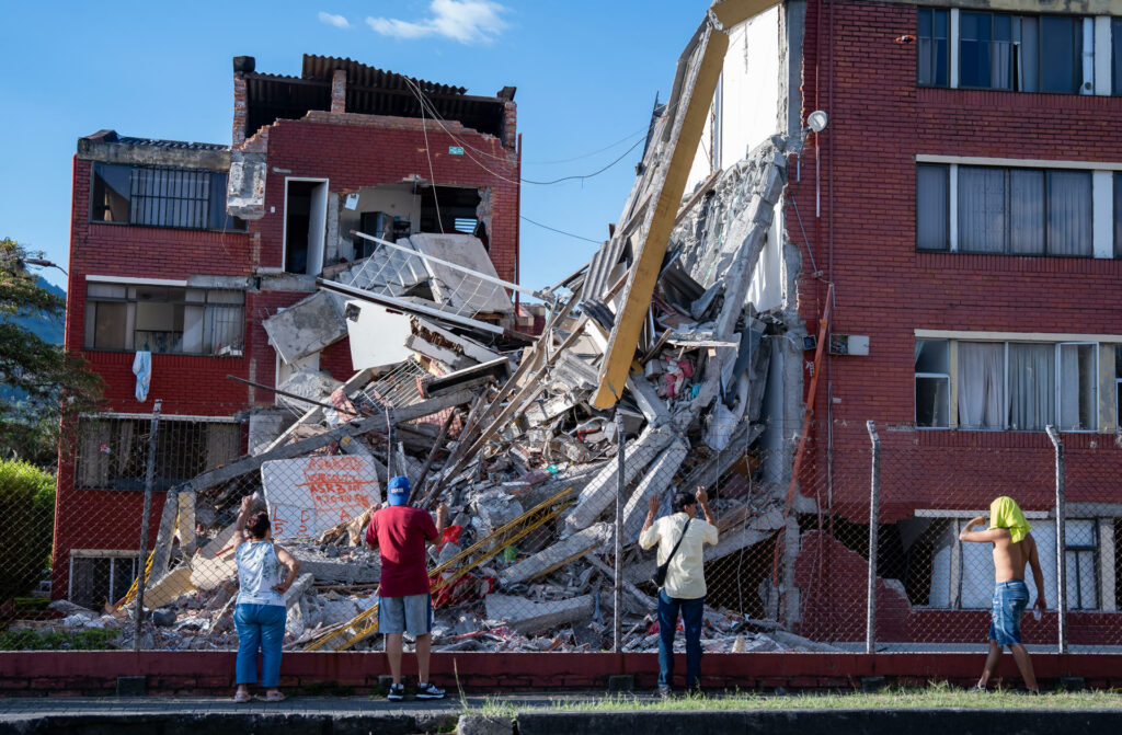 Familiares viajan a Colombia ante falta de datos sobre mexicanos desaparecidos tras sismo - fada6c5580499baefa0ebca82063f949199fc97cw-1024x671