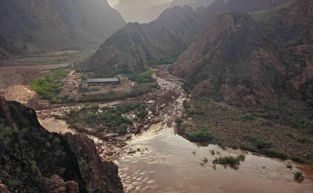 Un muerto y 15 desaparecidos por inundación repentina en el Gran Cañón de Arizona