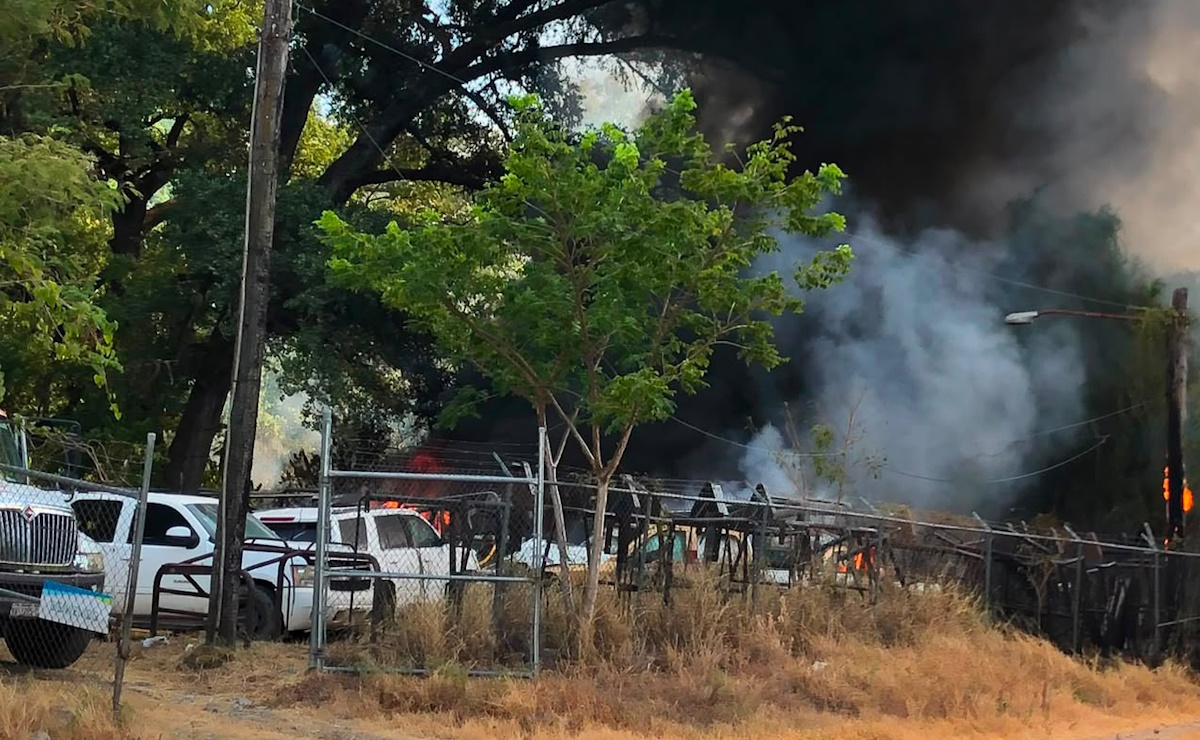 Incendio consume patrullas en Ciudad Victoria, Tamaulipas Incendio consume patrullas en Ciudad Victoria, Tamaulipas
