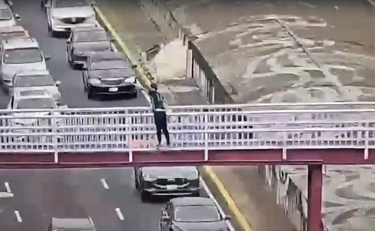 Video: Policías evitan el suicidio de un joven en la Benito Juárez Video: Policías evitan el suicidio de un joven en la Benito Juárez