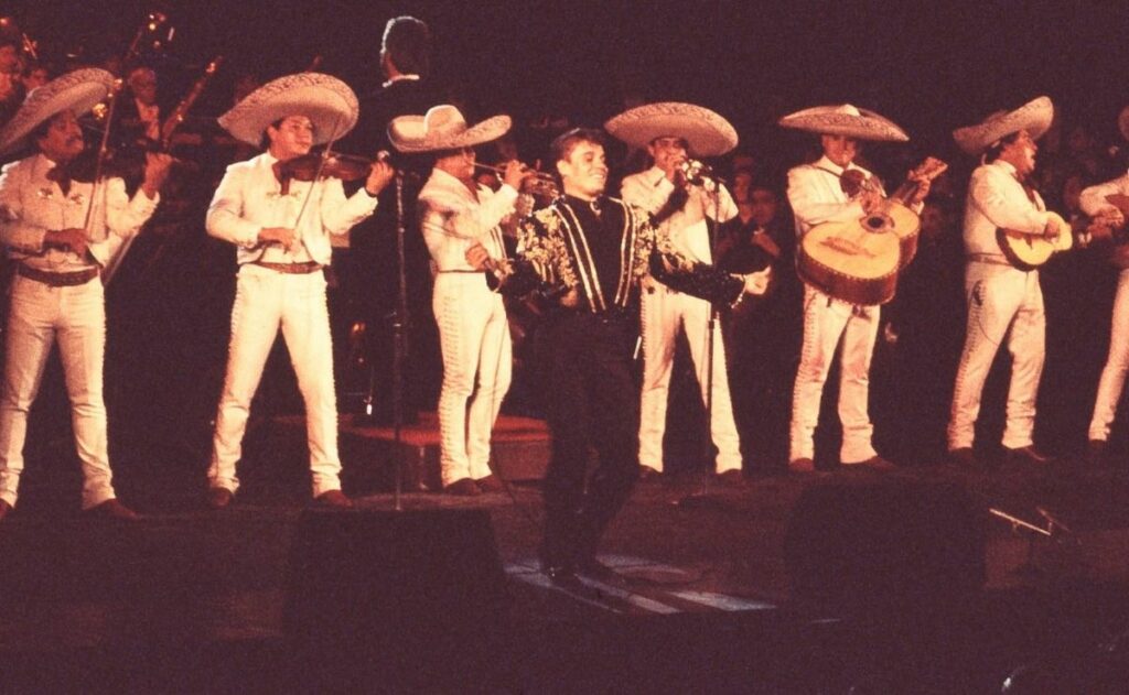Revelan imágenes inéditas del archivo de Juan Gabriel tras 10 años de su muerte