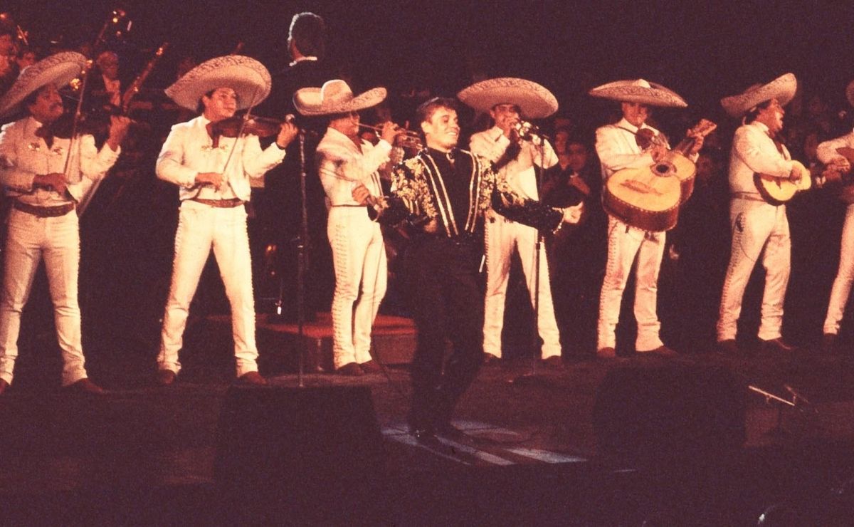 Revelan imágenes inéditas del archivo de Juan Gabriel tras 10 años de su muerte Revelan imágenes inéditas del archivo de Juan Gabriel tras 10 años de su muerte