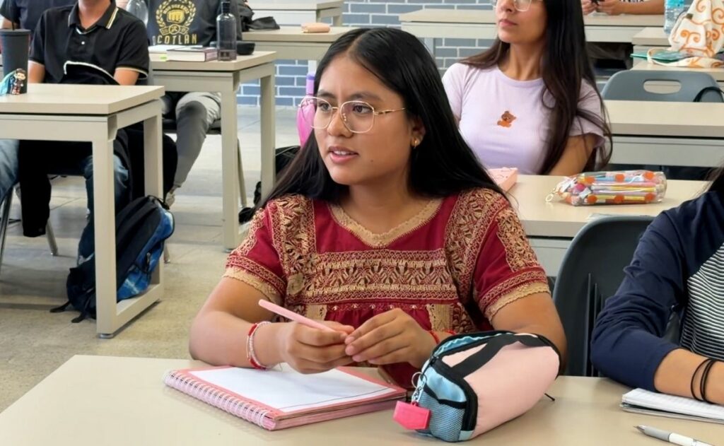 Julia, la zapoteca con promedio casi perfecto y su sueño por contar