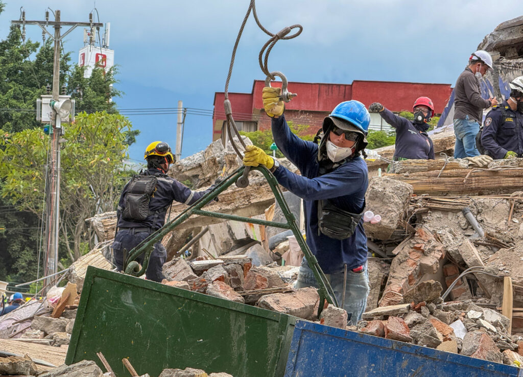 Las labores de emergencia en Colombia tras el sismo entran en una nueva fase - las-labores-de-emergencia-en-colombia-tras-el-sismo-entran-en-una-nueva-fase-2-1024x738