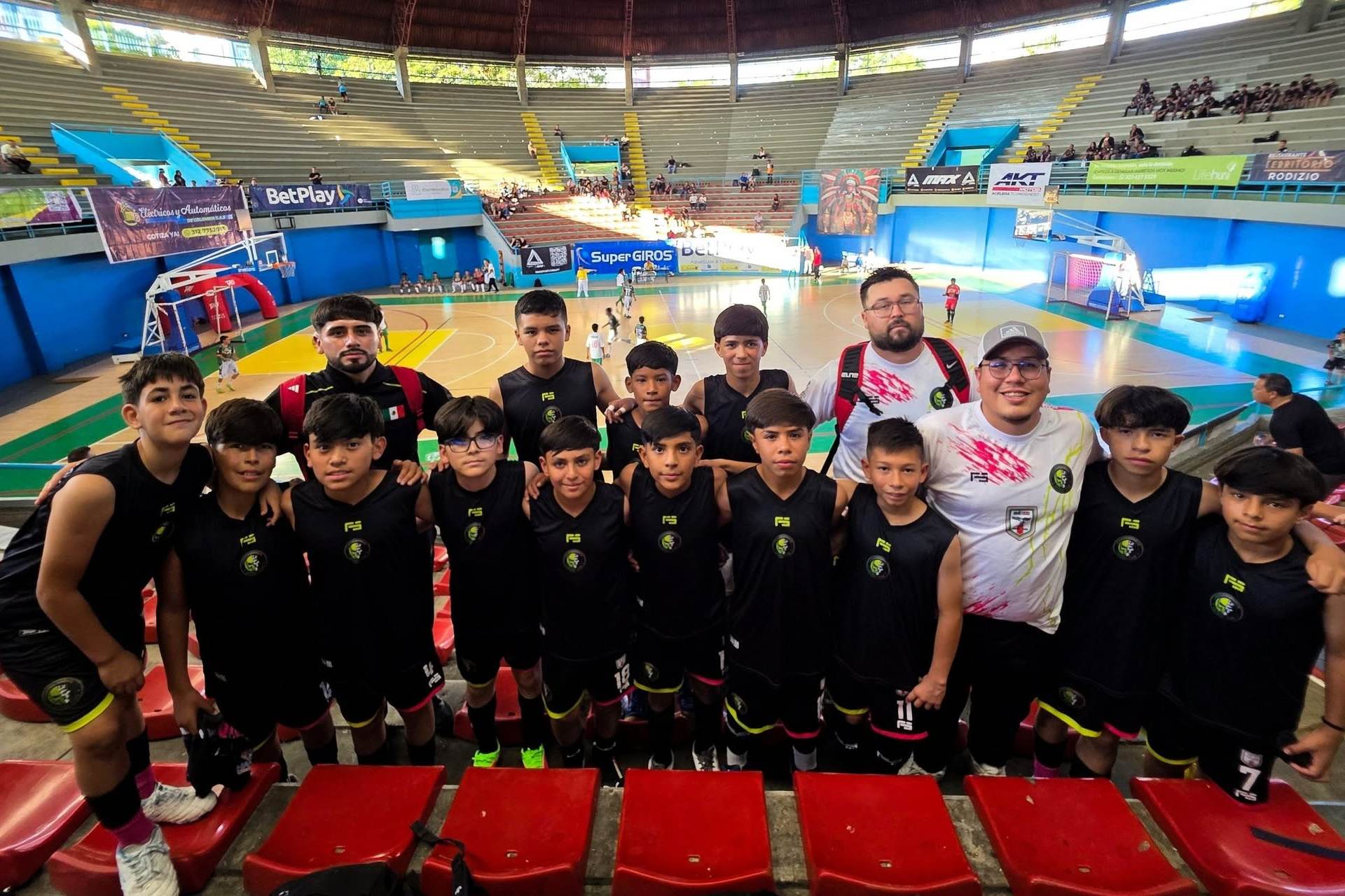 Embajada de México en Colombia gestiona regreso del equipo de futbol infantil Leyendas Obeliz, varado tras terremoto