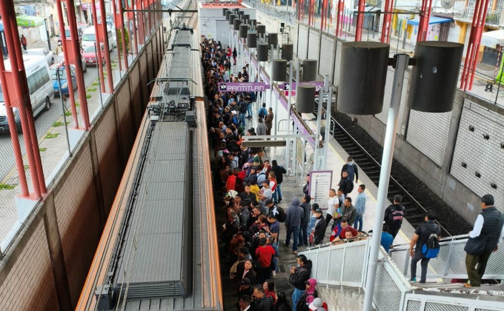 Metro CDMX registra afluencia alta en tres líneas; “está lleno”, dicen usuarios