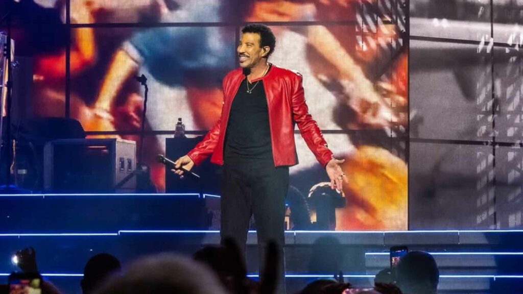 Lionel Richie es hospitalizado tras presentar malestar durante concierto