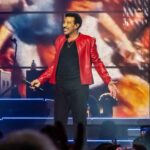 Lionel Richie es hospitalizado tras presentar malestar durante concierto