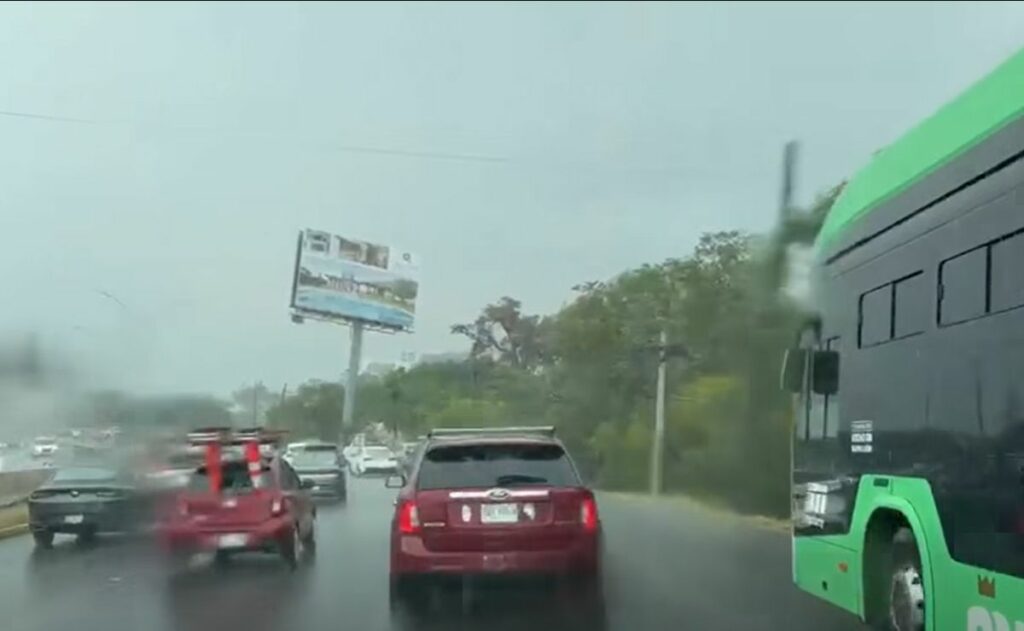 Aeropuerto de Monterrey suspende aterrizajes y despegues por lluvia