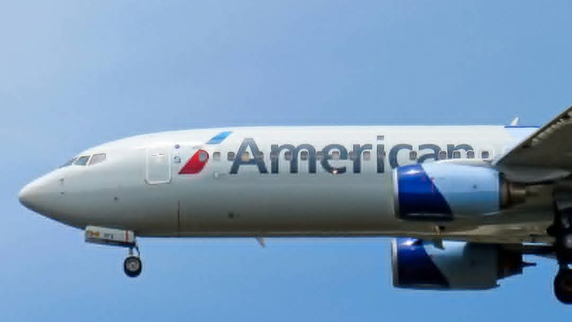 Los neumáticos de un avión de American Airlines explotan al aterrizar en Chicago