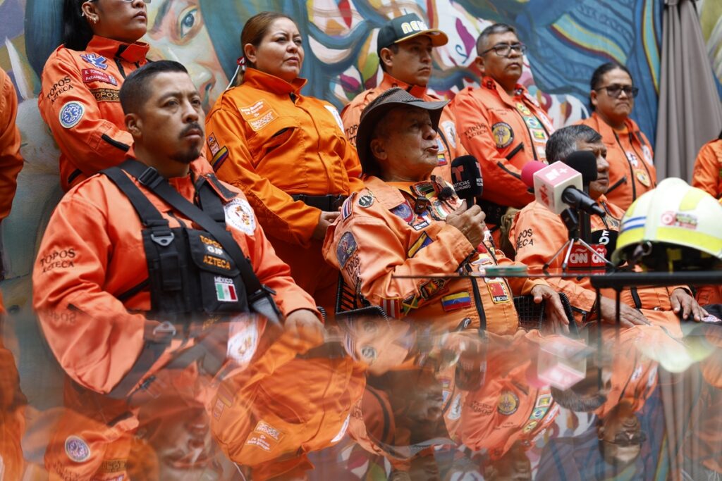 Los ‘Topos Azteca’ desafian la burocracia para salvar vidas en Colombia