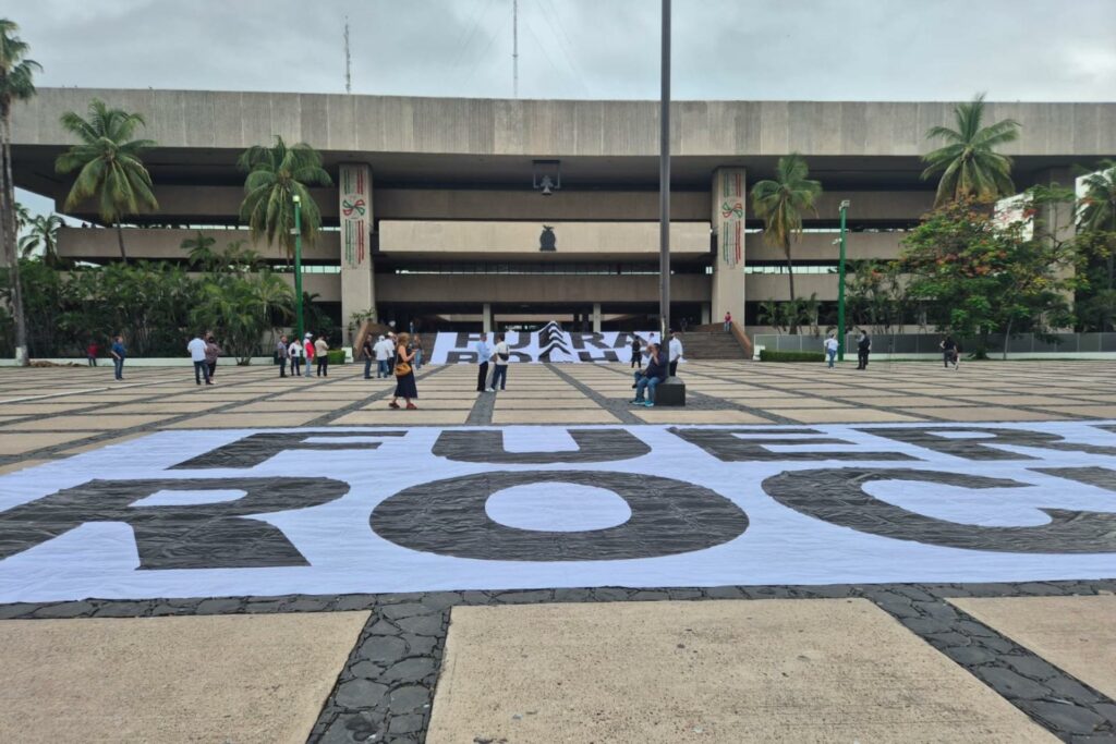 Se manifiestan en Palacio de Gobierno de Sinaloa contra Rocha Moya