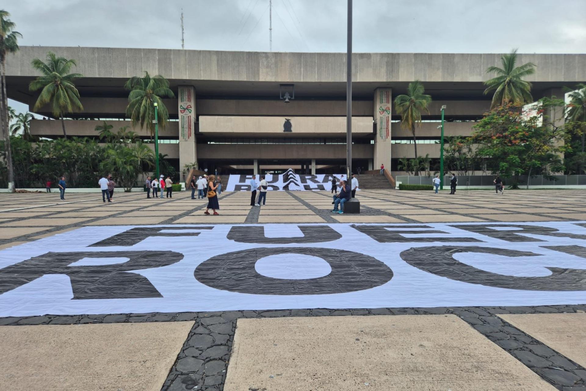 Se manifiestan en Palacio de Gobierno de Sinaloa contra Rocha Moya Se manifiestan en Palacio de Gobierno de Sinaloa contra Rocha Moya