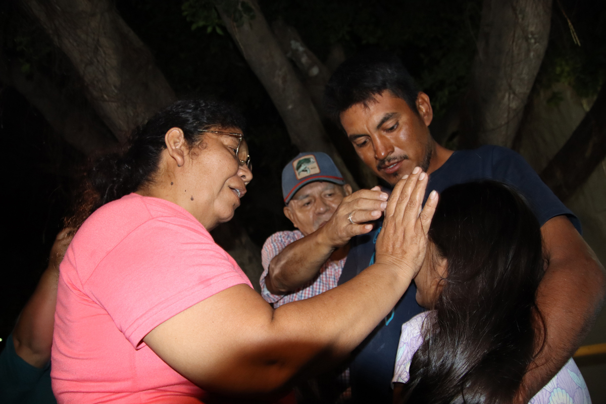 Marina rescata a dos pescadores en aguas del Pacífico; pasaron cinco días en altamar sobre una hielera