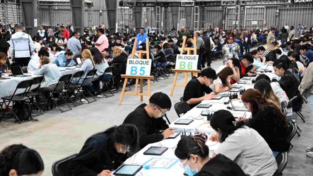 Más de 8 mil aspirantes presentan examen presencial de la UNAM en CDMX - mas-de-8-mil-aspirantes-presentan-examen-presencial-de-la-unam-en-el-palacio-de-los-deportes-2-1024x576