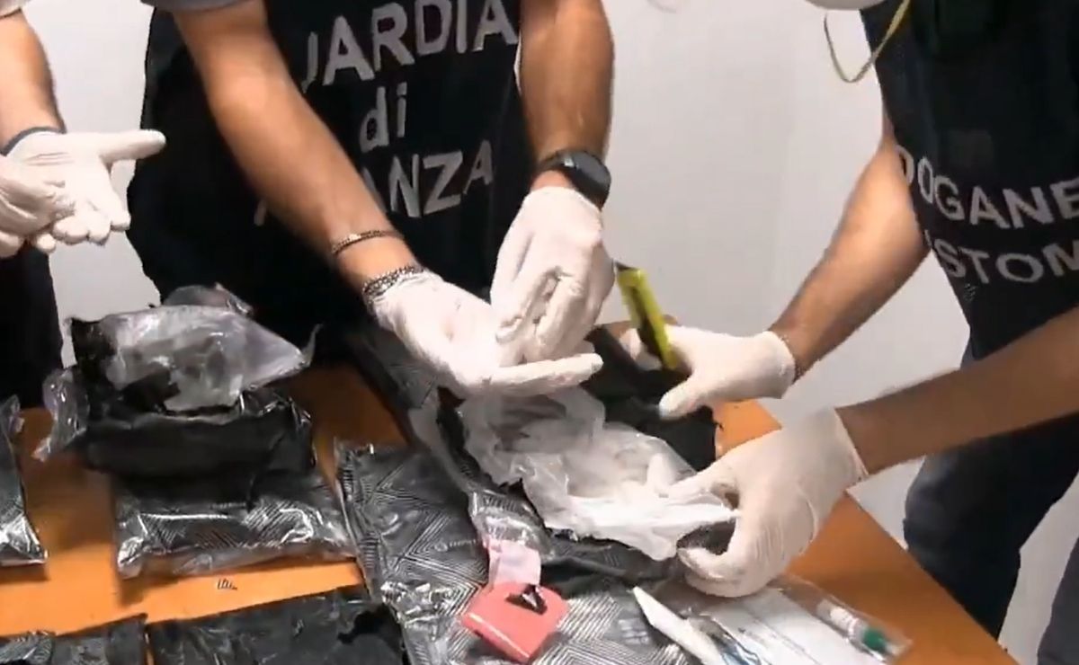 Detienen a mexicanos en aeropuerto de Roma con 17 kg de metanfetamina