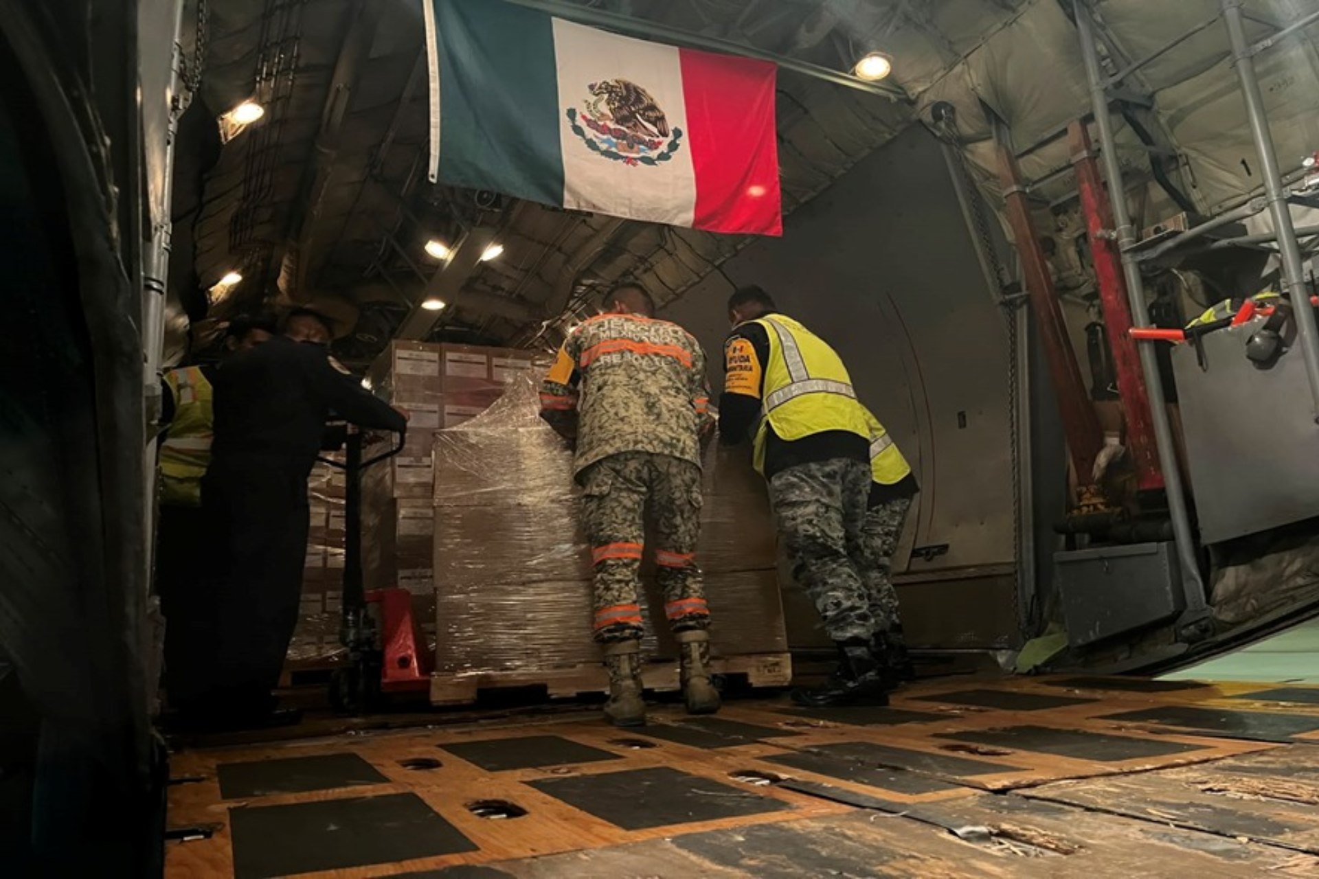 México envía segundo cargamento de ayuda humanitaria a Colombia