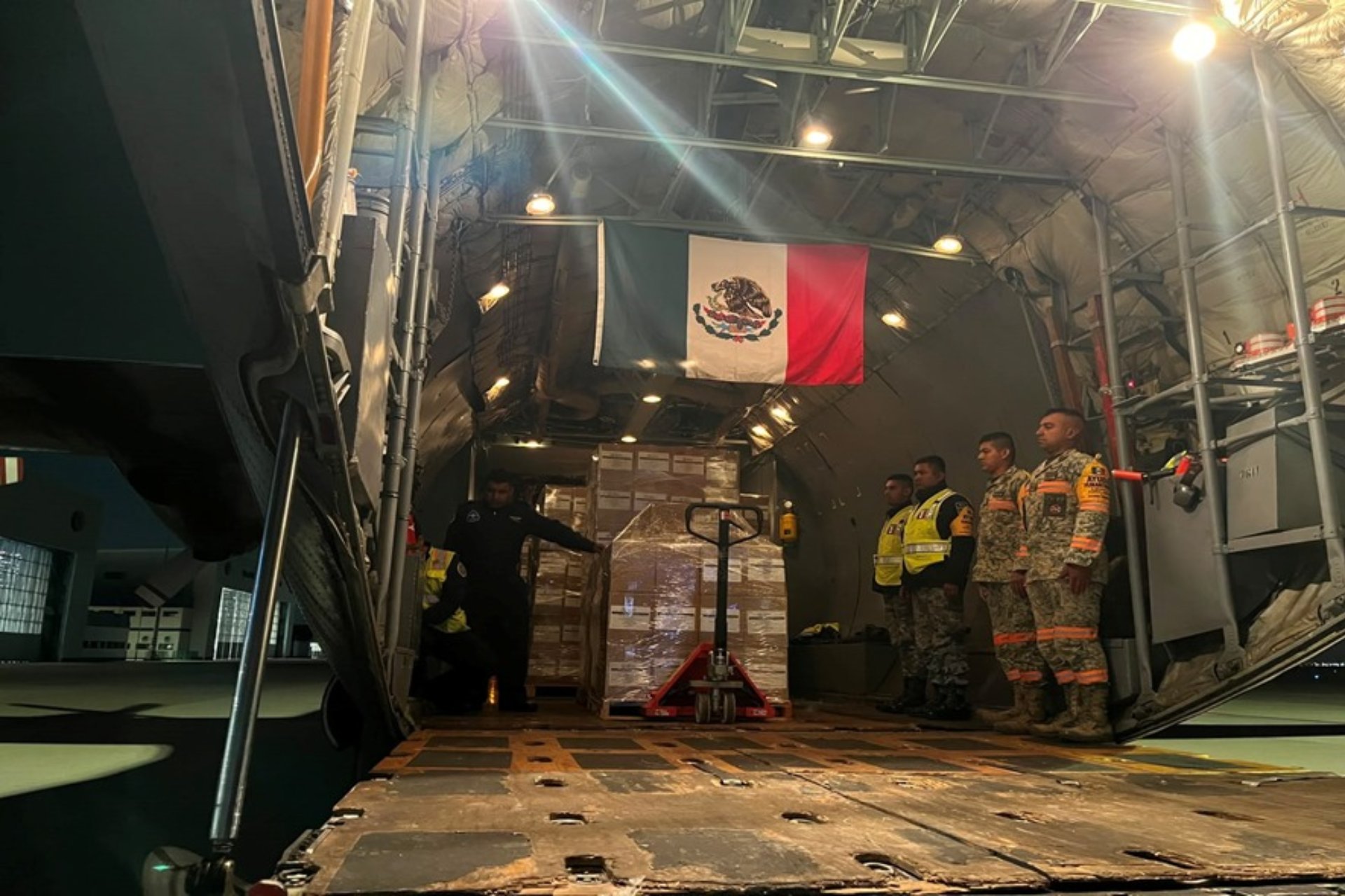 México envía un tercer cargamento de ayuda humanitaria a Colombia, tras el devastador terremoto