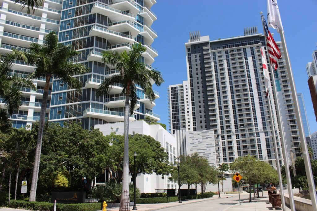 Miami supera en costo de vida a Nueva York mientras atrae a los multimillonarios - miami-supera-en-costo-de-vida-a-nueva-york-mientras-atrae-a-los-multimillonarios-1024x683