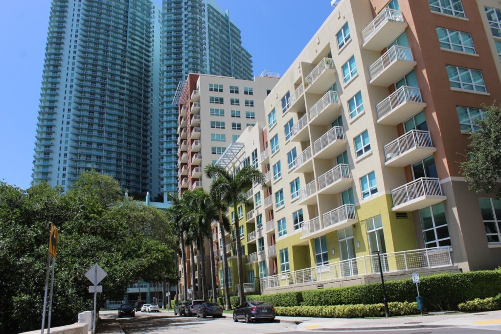 Miami supera en costo de vida a Nueva York mientras atrae a los multimillonarios - miami-supera-en-costo-de-vida-a-nueva-york-mientras-atrae-a-los-multimillonarios-2-1024x683