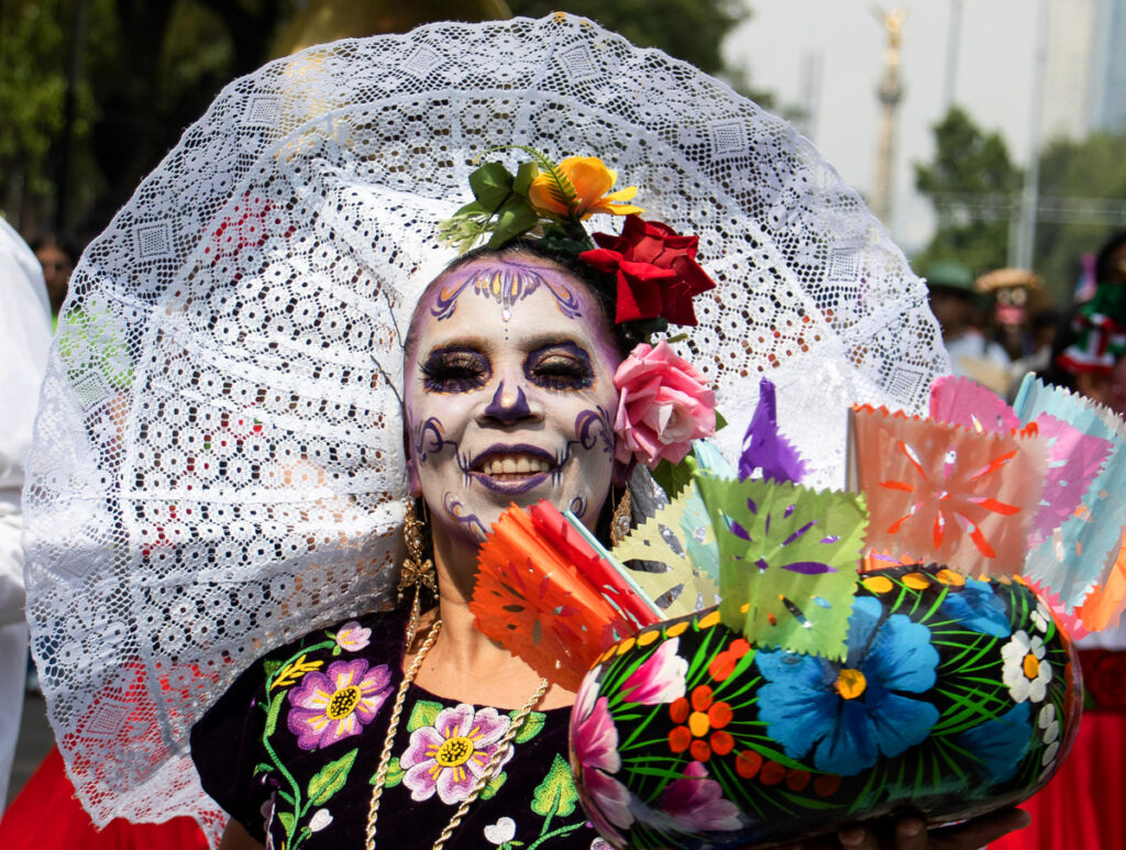 Miles de indígenas toman las calles de la CDMX con cultura y demandas - miles-de-indigenas-toman-las-calles-de-la-cdmx-con-cultura-y-demandas-2-1024x773