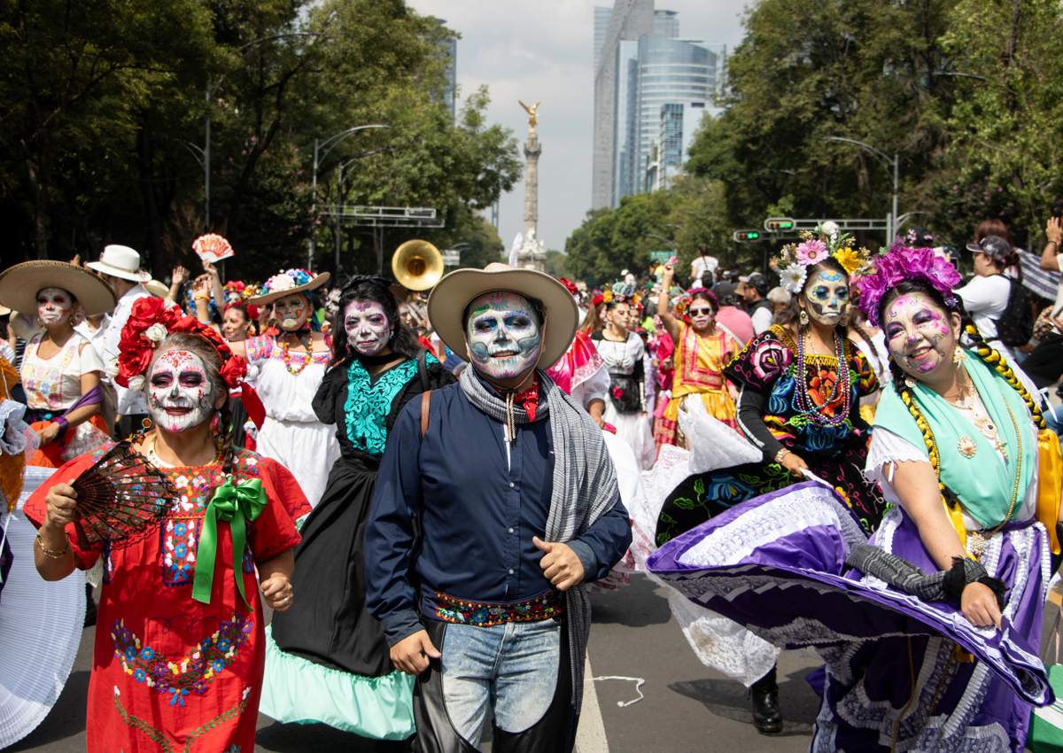 Miles de indígenas toman las calles de la CDMX con cultura y demandas Miles de indígenas toman las calles de la CDMX con cultura y demandas