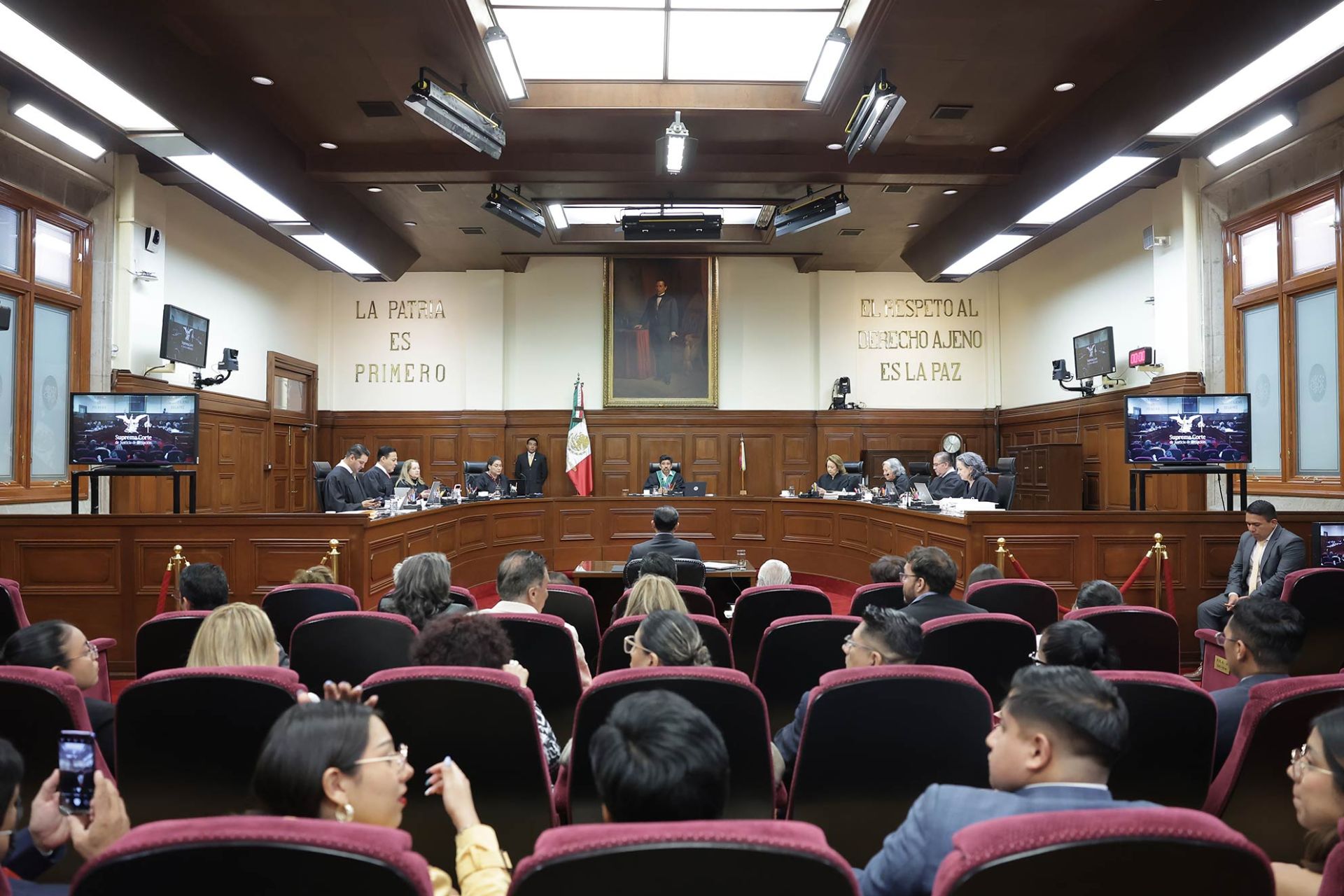Sheinbaum reprocha a ministros de la Corte por buscar seguro médico pagado con recursos públicos