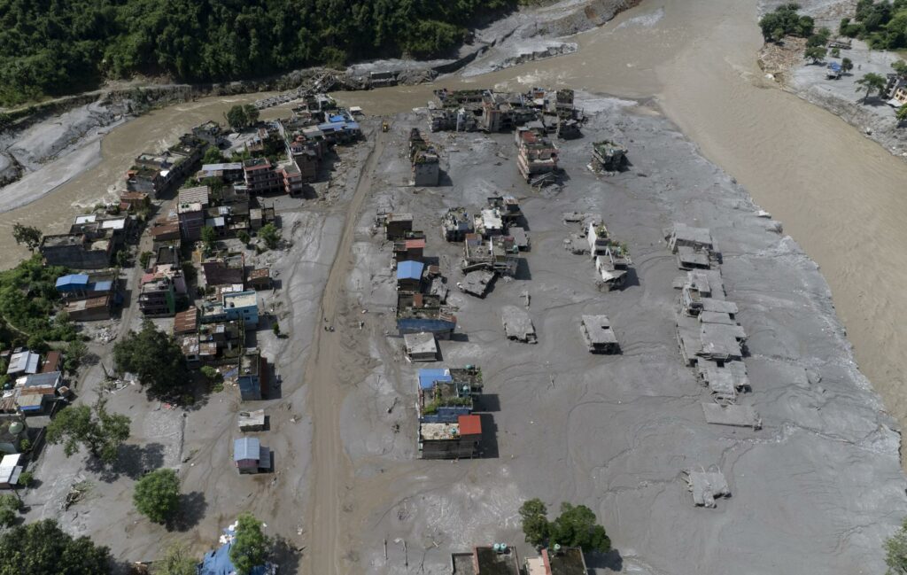 Riada en Nepal: Más de 390 muertos y mil 400 desaparecidos