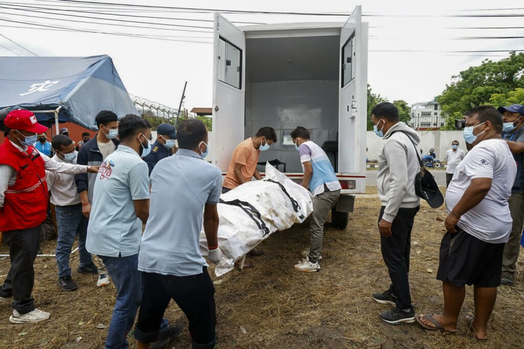 Van más de 900 muertos por riada en Nepal