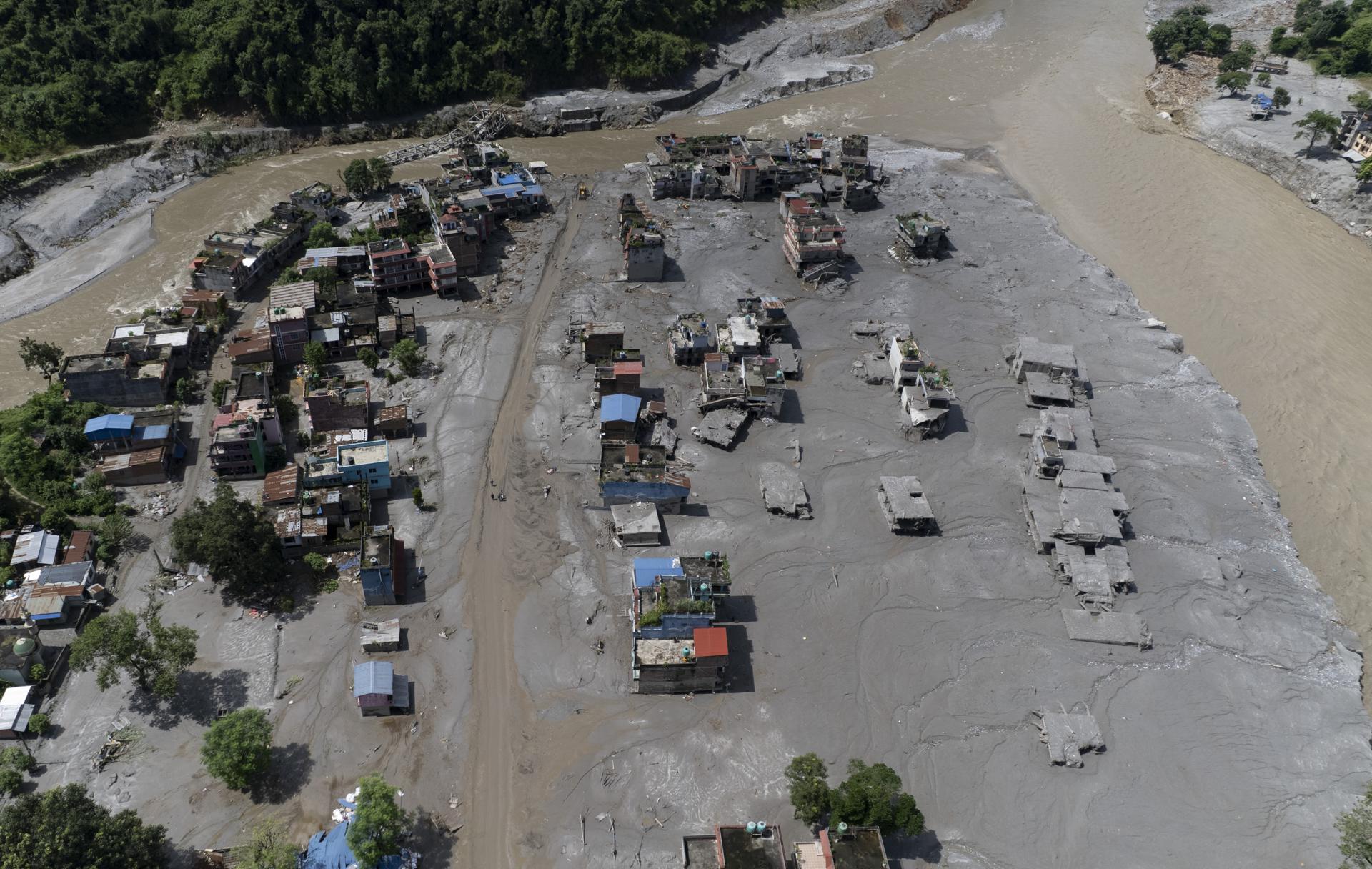 Riada en Nepal: Más de 390 muertos y mil 400 desaparecidos