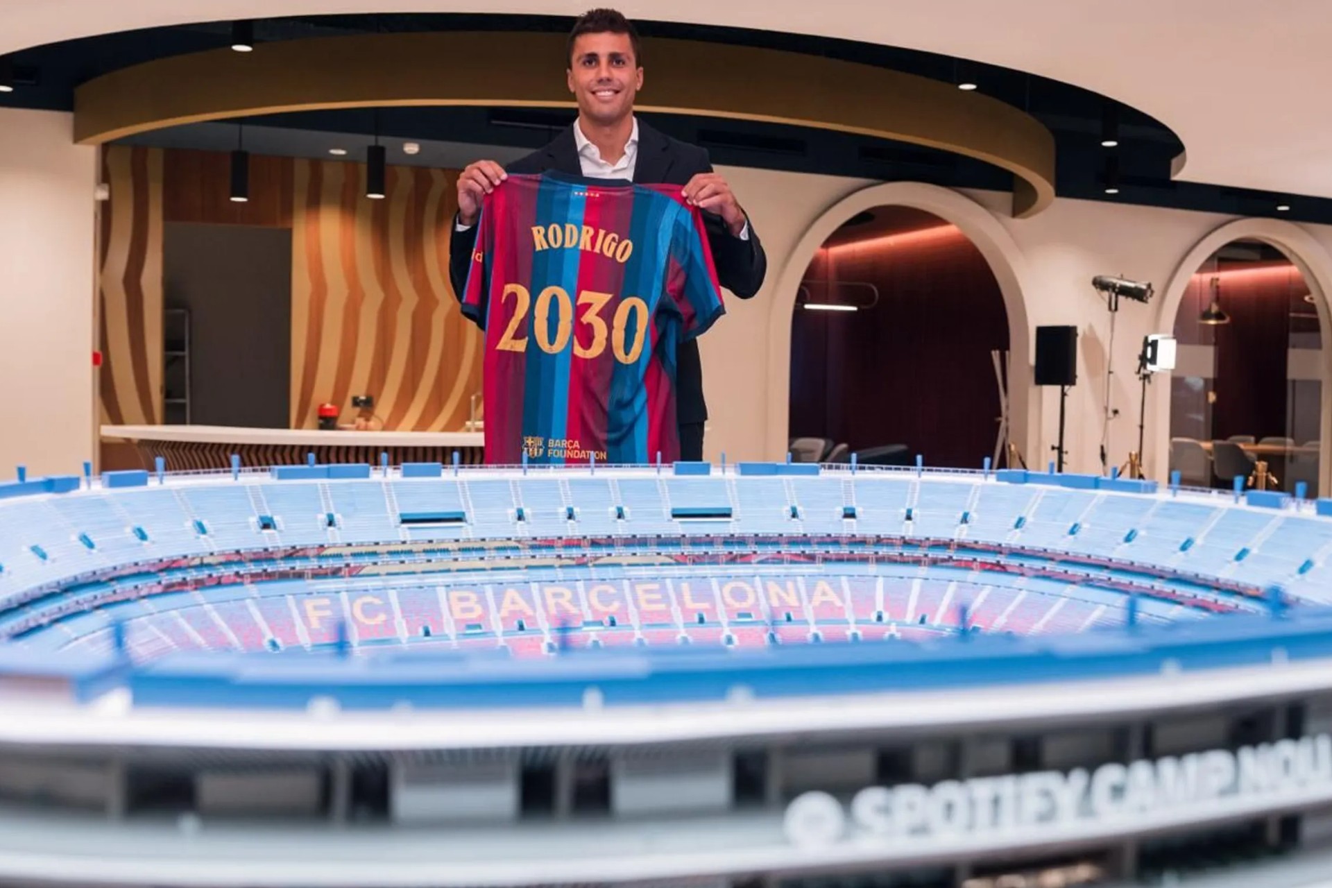 Oficia: Rodri, nuevo mediocampista del FC Barcelona