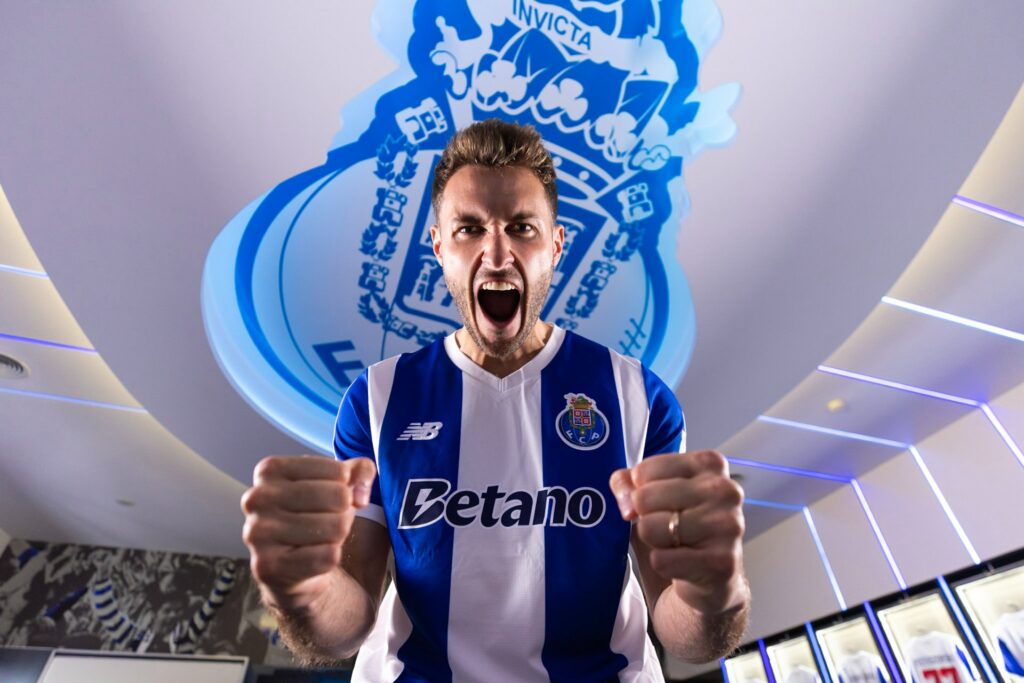 Oficial: Santiago Giménez, nuevo futbolista del Porto
