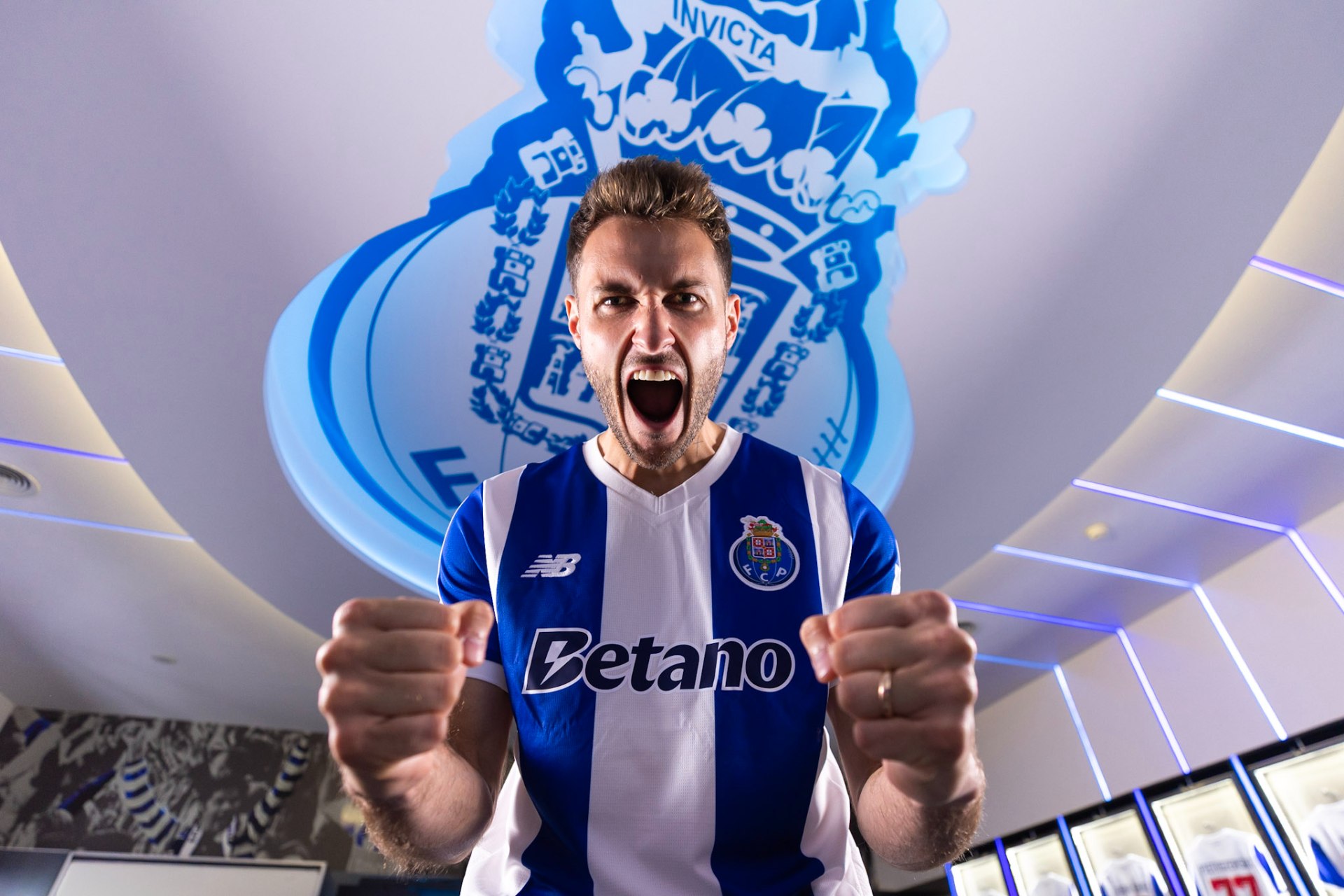 Oficial: Santiago Giménez, nuevo futbolista del Porto