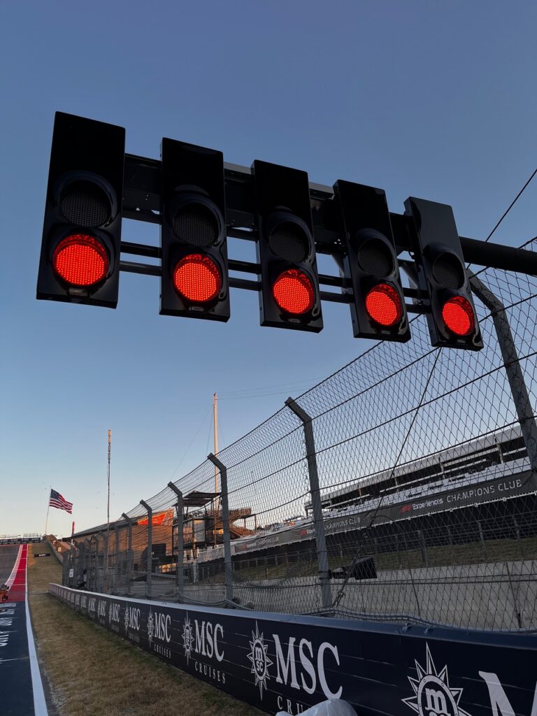 A la F1 no le importa el publico conservador y ortodoxo - semaforo-cota-768x1024