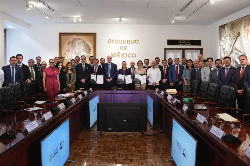 Sheinbaum renueva acuerdo voluntario con empresarios gasolineros