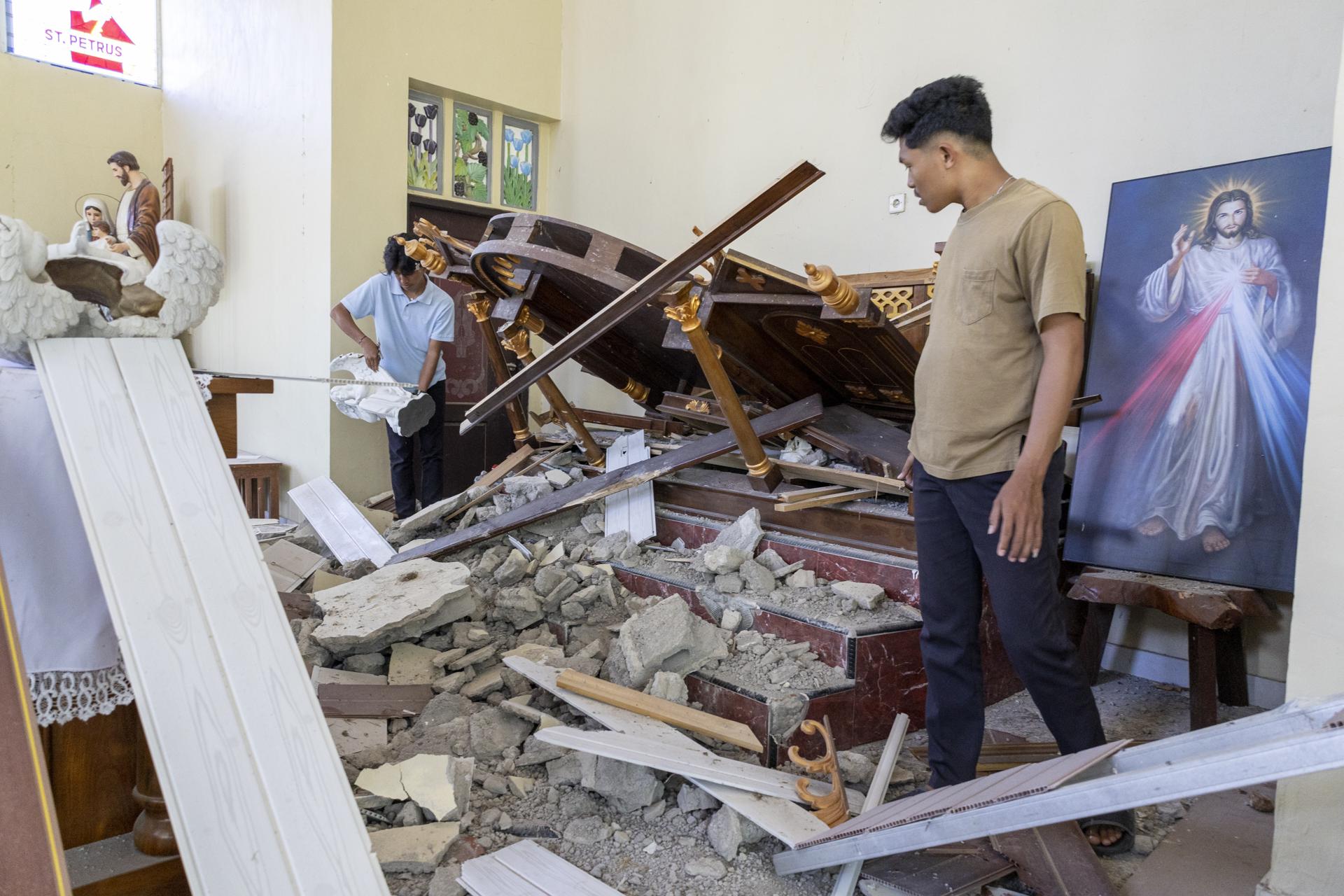 Van 68 muertos en Indonesia tras terremoto