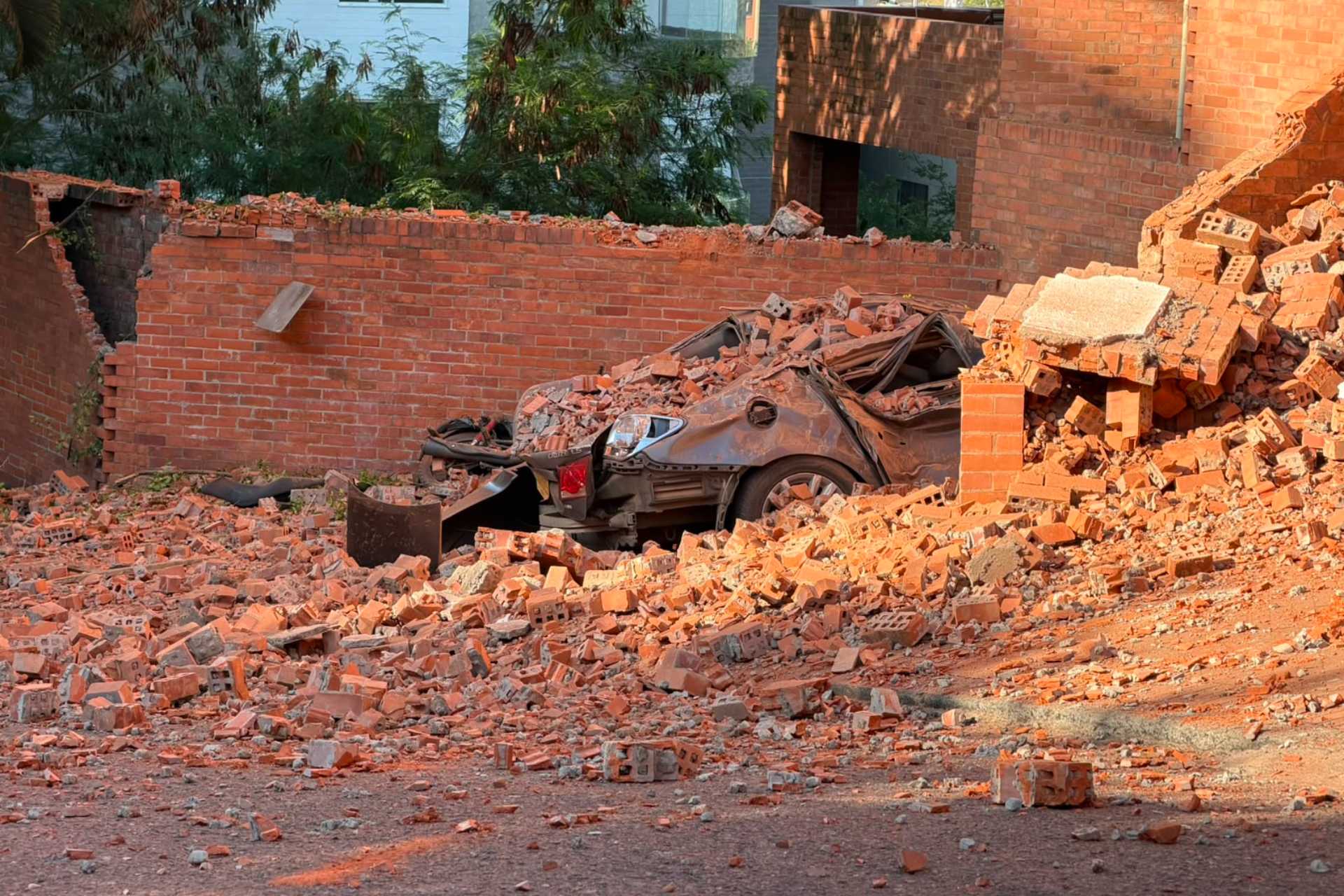 Sismo de magnitud 7.4 sacude Colombia con graves daños materiales en varias ciudades