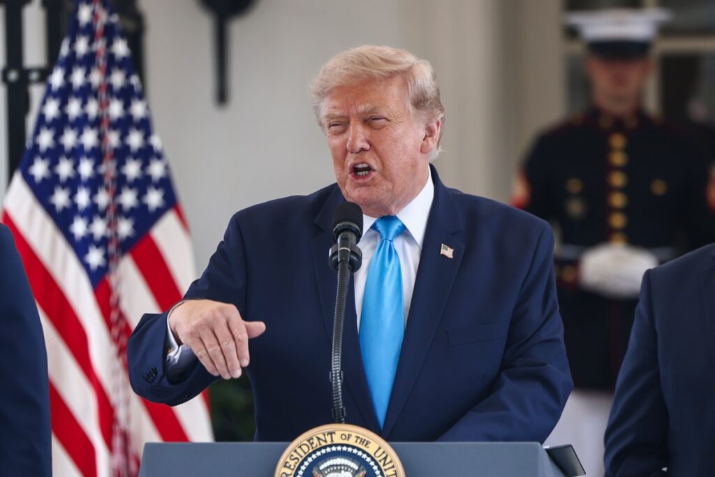 Trump afirma que las conversaciones con Irán se reanudarán este lunes