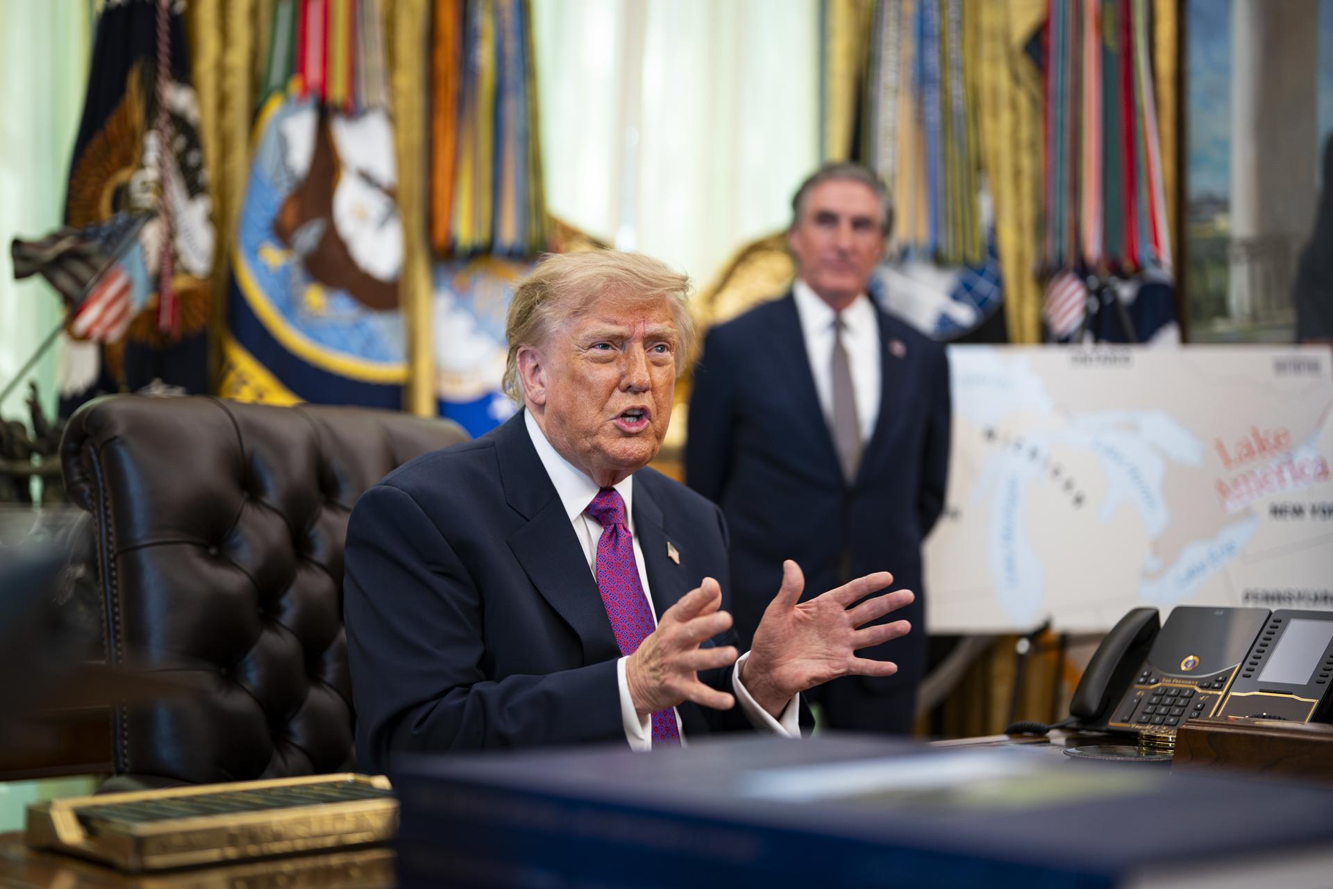Trump se plantea cambiar el nombre al Atlántico o al Pacífico por océano América Trump se plantea cambiar el nombre al Atlántico o al Pacífico por océano América
