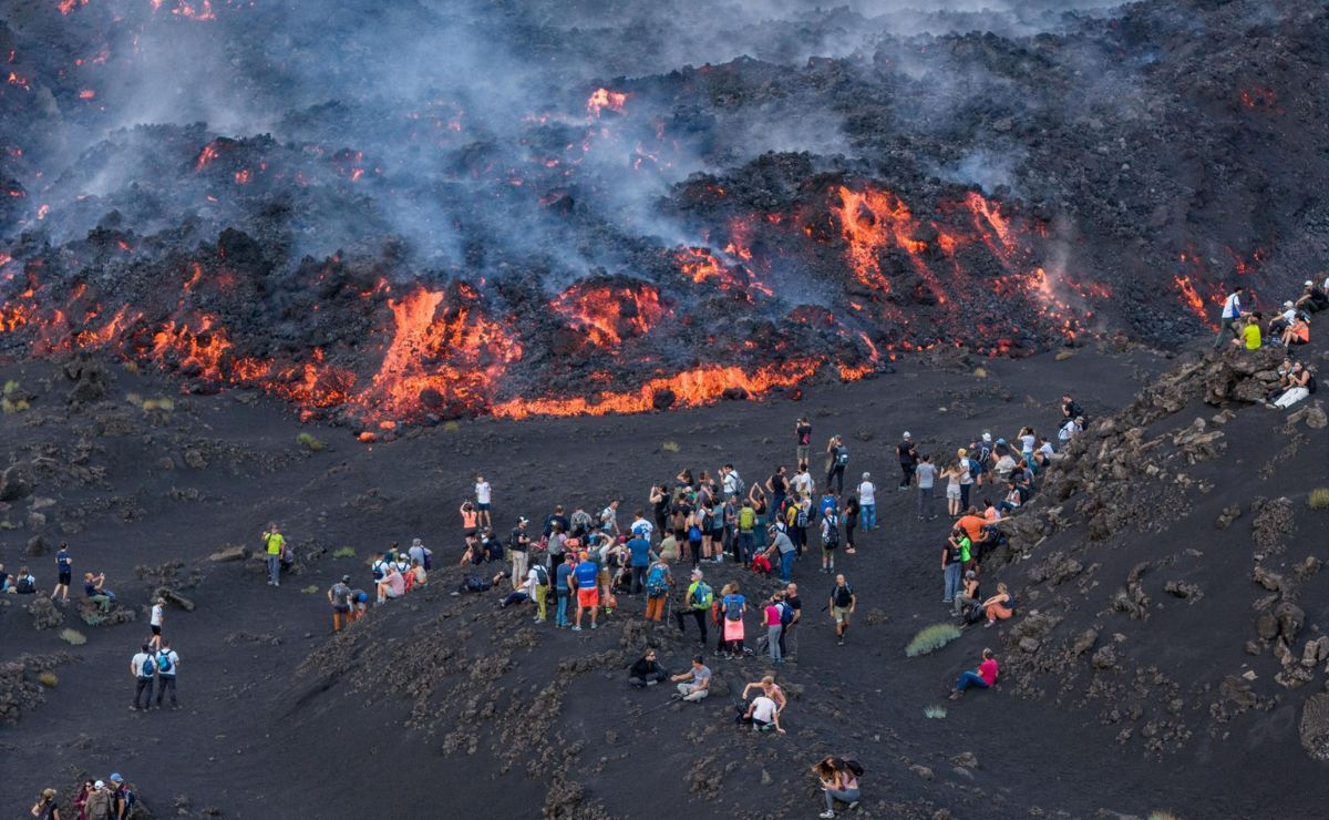 Turista muere al escalar el volcán Etna; fue impactado por un rayo